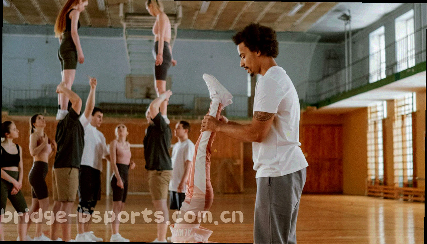 多块屏幕轮廓之间用荧光青线条连接，表示收藏与导航偏好在设备间保持一致的抽象示意